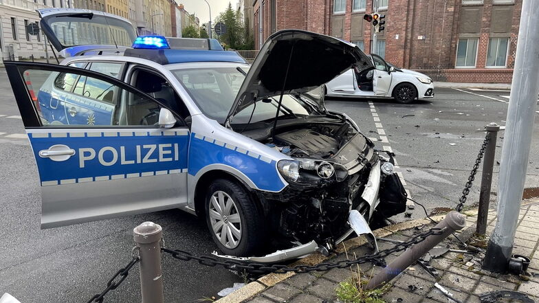 Der Polizeiwagen und auch der Renault waren nicht mehr fahrbereit.