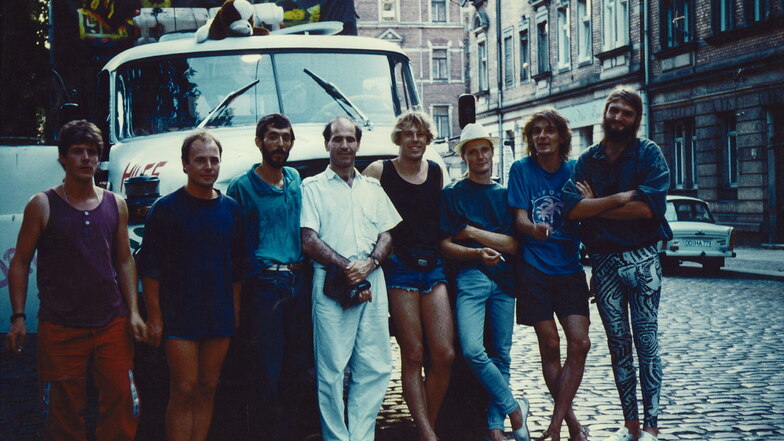 Ein Foto aus dem Gründungsjahr 1992, als eine Gruppe aus Dresden einen Hilfsgütertransport in den Irak organisierte.