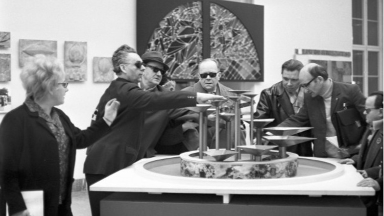Kultur für alle: Eine Kuratorin führt Mitglieder der Blindenbrigade „Louis Braille“ des VEB Elektro-Apparate-Werke Berlin-Treptow „Friedrich Ebert“ im Januar 1970 durch eine Kunstaustellung.