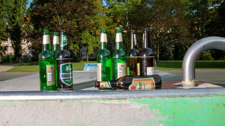 Die Überreste einer feucht-fröhlichen Runde im Thälmannpark sind unübersehbar: Auf der Skateranlage stehen leere Bierflaschen. Dabei gilt auf städtischen Spielplätzen ein generelles Alkoholverbot.