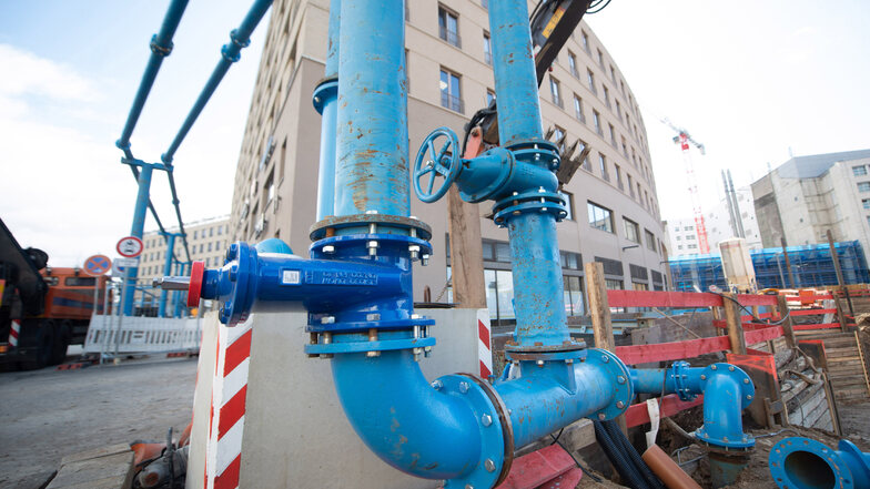 Über blaue Hochleitungen wird das Grundwasseer aus der Baugrube abgepumpt.