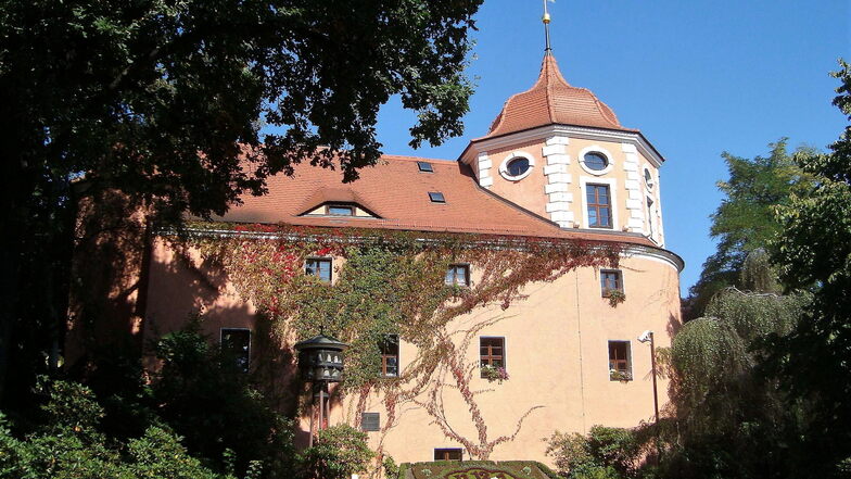 Zittaus Fleischerbastei mit Blumenuhr und Glockenspiel. Sie war die
größte Bastion der
äußeren Stadtmauer. Der markante Turm wurde
erst 1691 aufgesetzt.