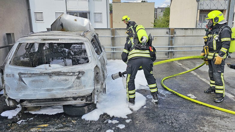 Feuerwehr löscht brennendes Auto in Chemnitzer Parkhaus