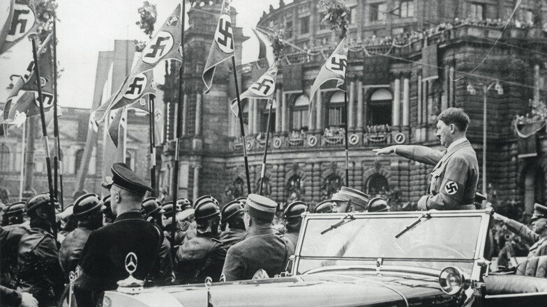 1935 eröffnete Hitler in Dresden die ersten „Reichstheaterwochen“. Sieben Jahre zuvor hatte er sich hier über eine pazifistische Inszenierung aufgeregt.