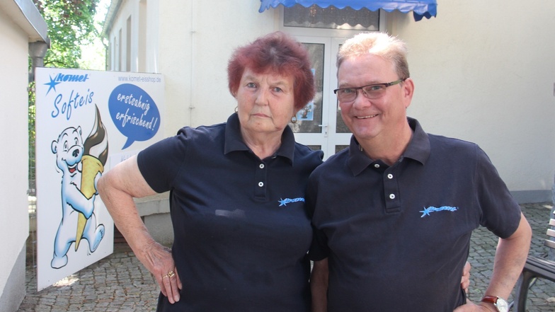 Christa Kind und Gunter Pöhle öffnen den Komet-Eis-Shop in Großpostwitz jetzt an den Wochenenden.