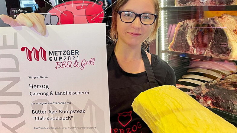 Fleischerei-Fachverkäuferin Laura Rettke zeigt die Urkunde, mit der die Landfleischerei & Catering Karl Herzog aus Spitzkunnersdorf jetzt für ihr Butter-Age-Rumpsteak in Bayern ausgezeichnet wurde.