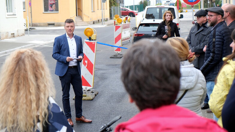 Bürgermeister Markus Renner bedankte sich bei Bauleuten und Anrainern, ehe die Kurt-Hein-Straße wieder für den Verkehr frei gegeben wurde.