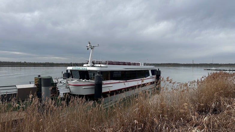 Noch liegt das Fahrgastschiff (Baujahr 2018) ganz verträumt auf dem Markkleeberger See.