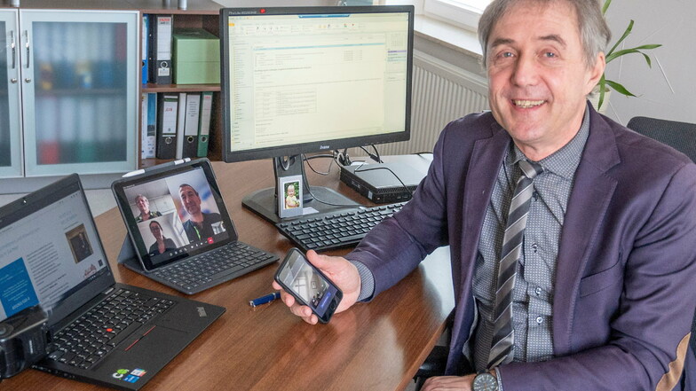 Der Gröditzer Bürgermeister Jochen Reinicke ist ein Technikfreak. Drei Monitore und ein Handy - damit kann er mit entsprechender Software wichtige Beratungen des Stadtrates auch vom Schreibtisch aus per Videokonferenz leiten.