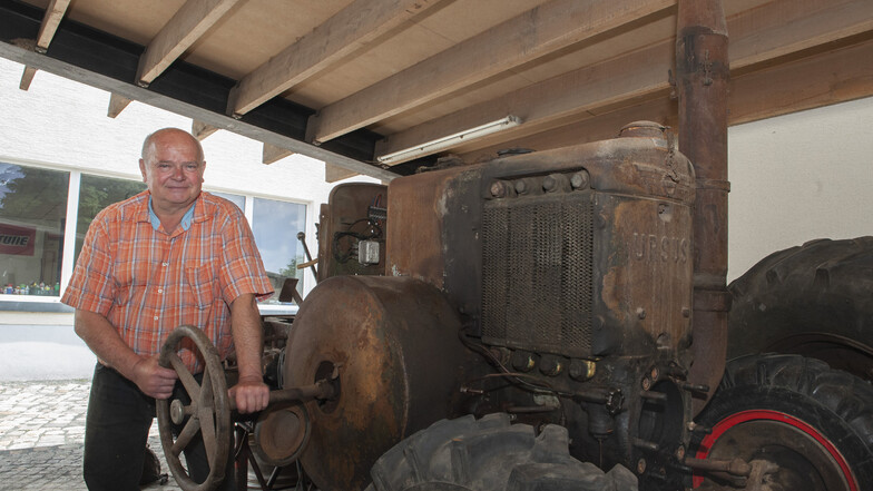 Seit Wolfgang Hoffmann nicht mehr Bürgermeister von Lampertswalde ist, hat er Zeit, einen ehemaligen polnischen Lanz-Traktor wieder aufzubauen.