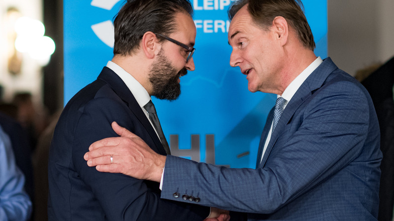 Verlierer mit Würde: Sebastian Gemkow gratuliert Burkhard Jung im Rathaus zu seinem Sieg.