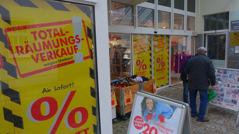 Plakate kündigen den Räumungsverkauf bei Henwi in der Döbelner Innenstadt an. Das Kaufhaus will sich drastisch verkleinern. Sowohl in der Fläche als auch beim Sortiment.