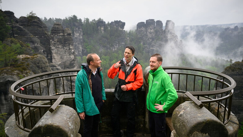 Ministerpräsident Michael Kretschmer (re.) mit Umweltminister Wolfram Günther (li.) und Nationalparkchef Ulf Zimmermann auf der Bastei.