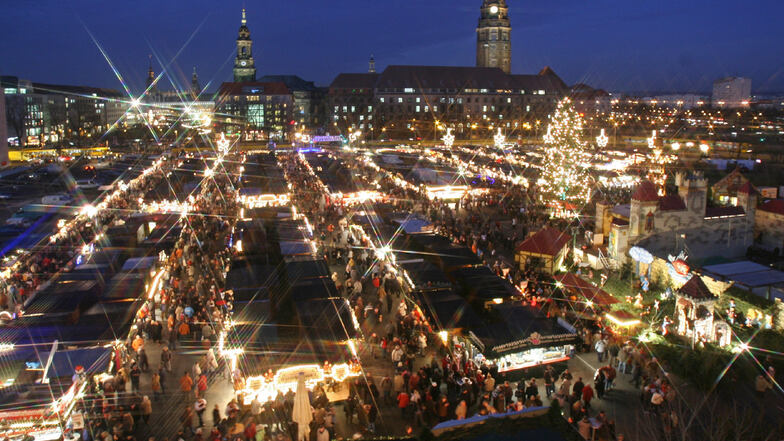 2007: Wegen der Bauarbeiten auf dem Altmarkt findet der Striezelmarkt in diesem Jahr auf dem Ferdinandplatz statt. Im Hintergrund sieht man das Dresdner Rathaus (Mitte) und die Kreuzkirche (links).