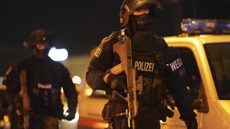 Schwer bewaffnete Polizisten rücken in die österreichische Hauptstadt an.