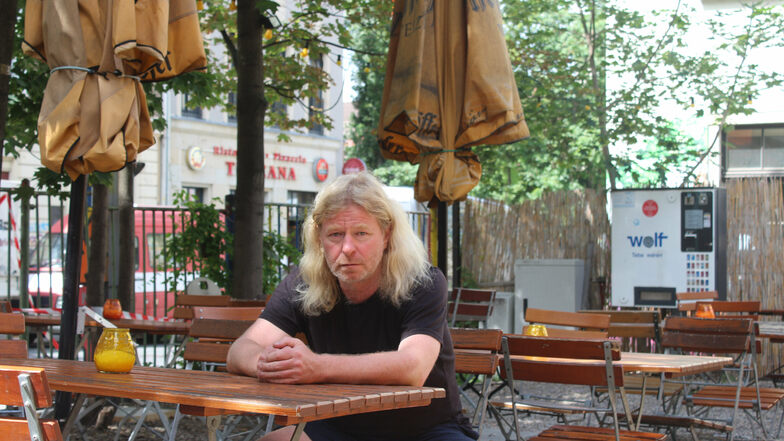 Tom Knappe kämpft um seinen Louisengarten in der Dresdner Neustadt. Sollte er um 22 Uhr schließen müssen, kann er nicht mehr wirtschaften, sagt er.