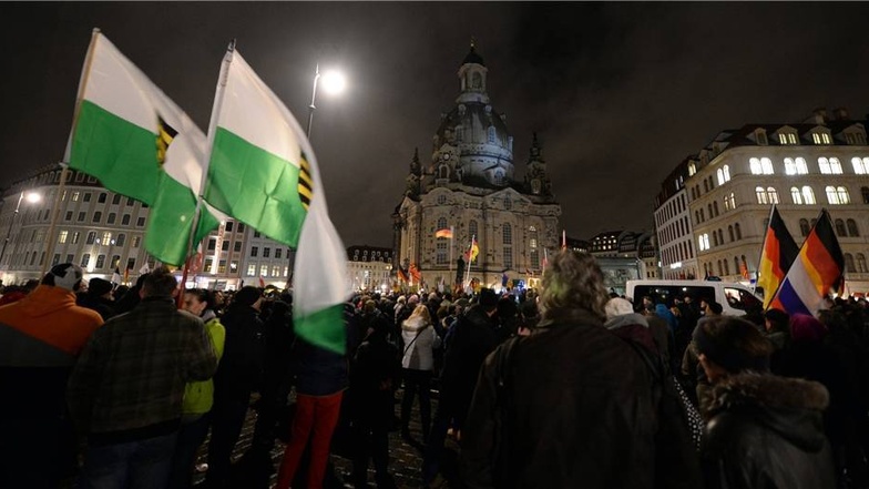 Nach der Spaltung ihrer Führungsspitze hat die Pegida-Bewegung in Dresden etwa 2.000 Menschen auf die Straße gebracht.