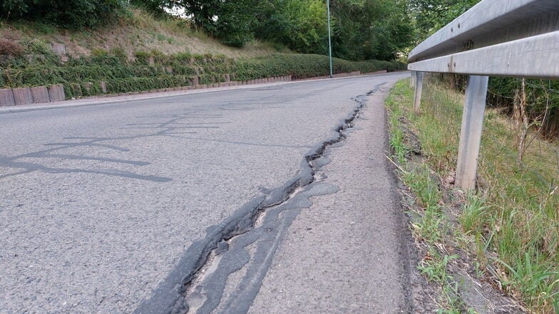 An der Hauptstraße in Ebersbach haben sich tiefe Risse aufgetan. Hier fehlt eine Stützmauer.