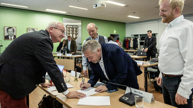 Aus Hoyerswerdas Stadtrat haben alle Fraktionsvorsitzenden den Brief unterschrieben – im Bild (vorn von links nach rechts) sind OB Torsten Ruban-Zeh, Ralf Haenel (Linke), Frank Hirche (CDU) und Christian Bormann (Aktives HY / Grüne) zu sehen.