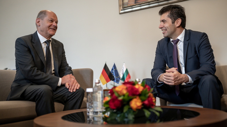 Noch am 11. Juni traf auch Bundeskanzler Olaf Scholz (SPD, l) den bulgarischen Ministerpräsident Kiril Petkow.