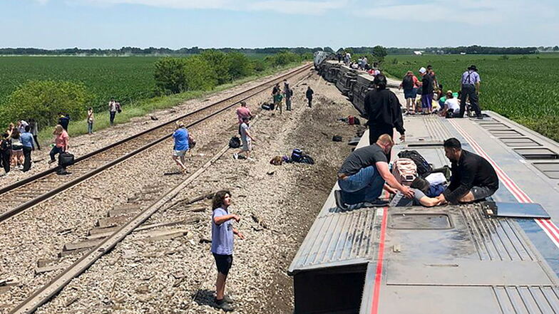 Ein Amtrak-Passagierzug liegt auf der Seite, nachdem er in der Nähe von Mendon, Missouri, entgleist ist. Der Southwest Chief, der von Los Angeles nach Chicago unterwegs war, beförderte mehr als 200 Fahrgäste, als er mit einem Kipplaster zusammenstieß.