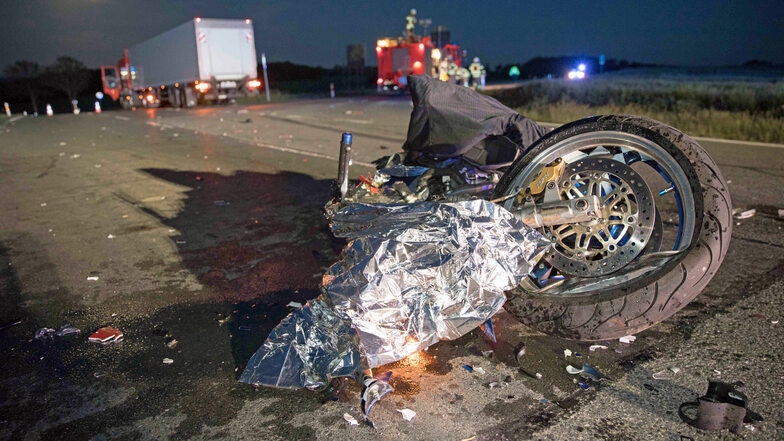 Bei einem Unfall mit einem Laster wird ein 50-jähriger Motorradfahrer schwer verletzt. Er kommt mit einem Rettungshubschrauber ins Krankenhaus.