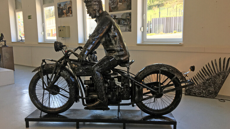 Ein historisches Motorrad ganz aus Stahl im Georado in Dorfhain.