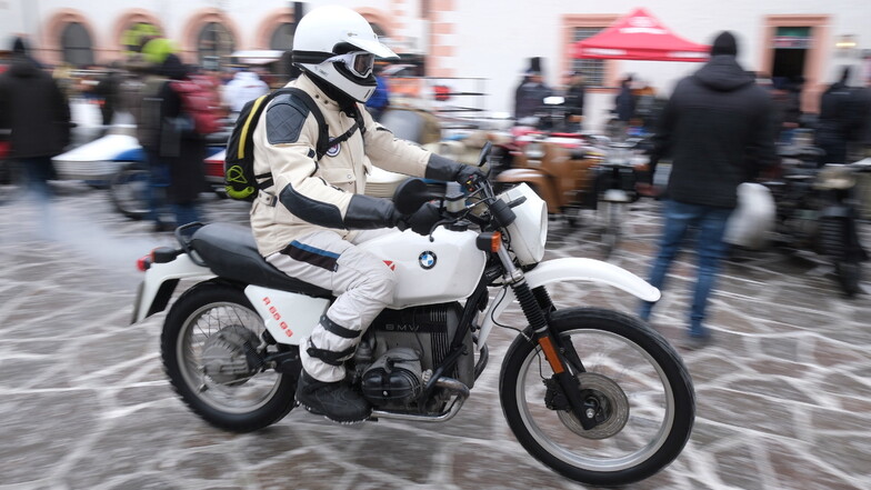 Ein Besucher des Wintertreffens der Motorradfahrer fährt im Innenhof von Schloß Augustusburg vor.