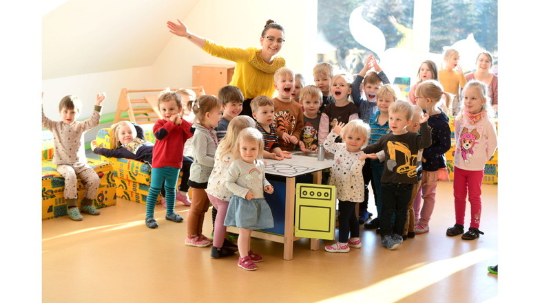 Die Kinder der Kita Rotsteinzwerge in Rosenbach freuen sich über eine Matschküche für den Garten, die die Volksbank sponserte.