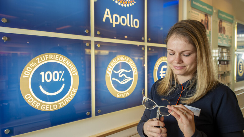 Anna Lorenz ist stellvertretende Filialleiterin von Apollo-Optik in der Bahnhofstraße in Radebeul  und bedient Kunden nur noch mit zwei Metern Abstand. Und die Kontaktlinsenanpassung führen die Optiker nicht mehr durch.