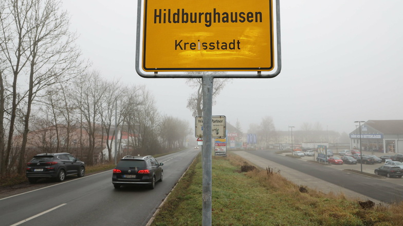 Hildburghausen ist der Kreis mit der höchsten Inzidenz in ganz Deutschland. Dementsprechend drastisch sind die Regeln zur Eindämmung - dagegen gibt es heftige Proteste.
