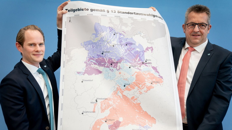 Stefan Studt (re.) und Steffen Kanitz von der Bundesgesellschaft für Endlagerung (BGE) zeigen eine Landkarte mit Teilgebieten für die Endlagersuche, darunter auch die Oberlausitz.