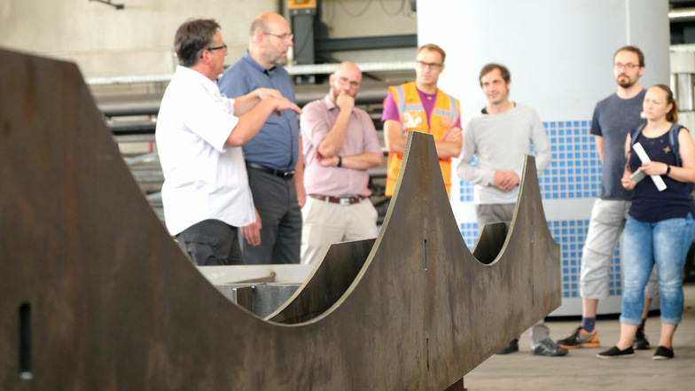 Die Stahl- und Maschinenbau Graf GmbH fertigt den Triebischsteg. Die Form der Bögen wurde dem alten Uferweg nachempfunden.