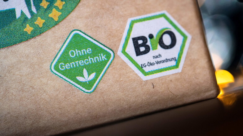 Das Logo "Ohne Gentechnik" und das Bio-Siegel weisen auf Bio-Produkte hin. Für den Fachhandel war 2023 ein schwieriges Jahr. Foto:dpa