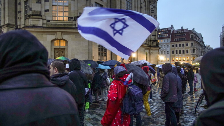 Solidarität mit Israel gegen Hamas-Terror: Auf dem Neumarkt sind rund 200 Dresdner zu einer Kundgebung zusammengekommen.