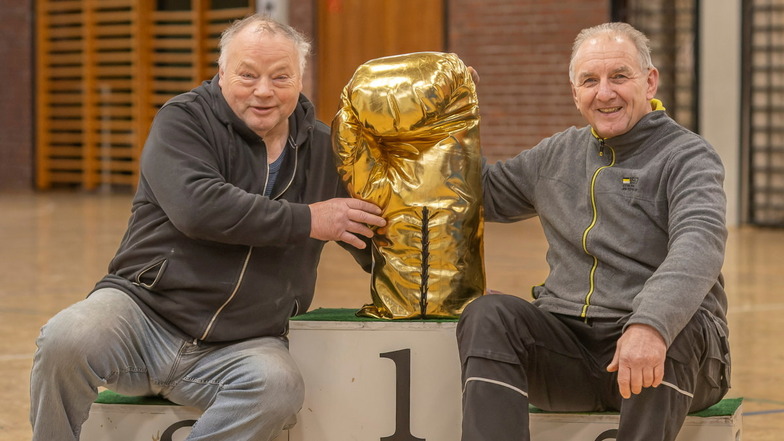 Vor allem Karl-Heinz Pohl (links) und Steffen Greim haben dafür gesorgt, dass es in diesem Jahr in der Sporthalle Döbeln Nord wieder ein Weihnachtsboxen gibt.