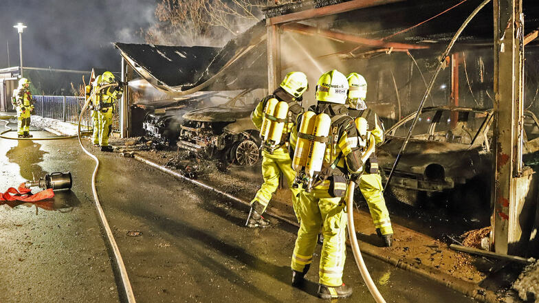 Unter einem Carport sind in Kirchberg bei Zwickau drei Autos in Flammen aufgegangen.