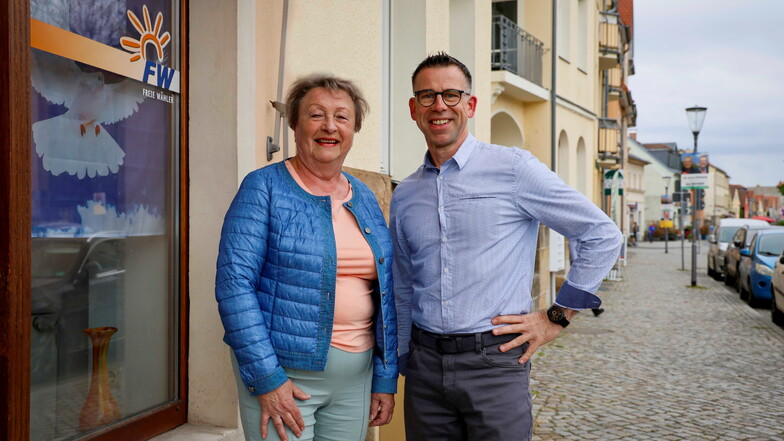 Eva-Maria Schindler und Uwe Wittig sind das Spitzenduo der Freien Wähler zur Stadtratswahl in Radebeul. Sie stehen vor dem Bürgerbüro ihres Ortsverbands und ihrer Fraktion, Altkötzschenbroda 5.