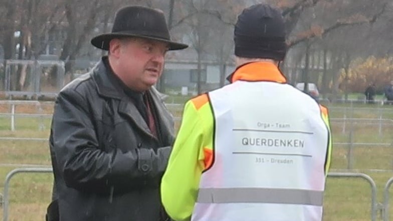 Der Dresdner Anwalt Jens Lorek, hier im Dezember 2020 mit dem Organisator einer verbotenen Querdenken-Demo, weigert sich, im Gericht eine Atemschutzmaske zu tragen..