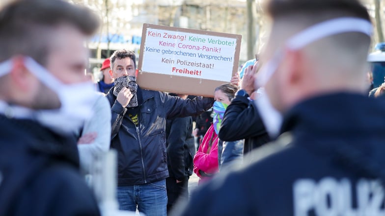 Teilnehmer der rechtsextremen Vereinigung Pro Chemnitz demonstrieren am Montag am "Nischel".