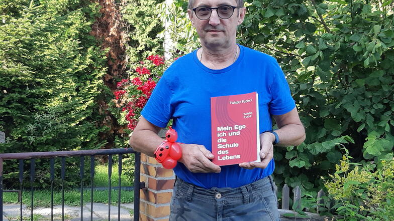 Torsten Fuchs aus Rennersdorf-Neudörfel mit seinem Buch: "Mein Ego ich und die Schule des Lebens".