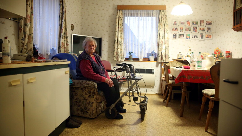 Helga Böhme in Großnaundorf wartete jetzt vergeblich auf den Pflegedienst. Weil die 93-Jährige positiv auf Corona getestet worden war, hatte der ambulante Pflegedienst die Betreuung eingestellt.