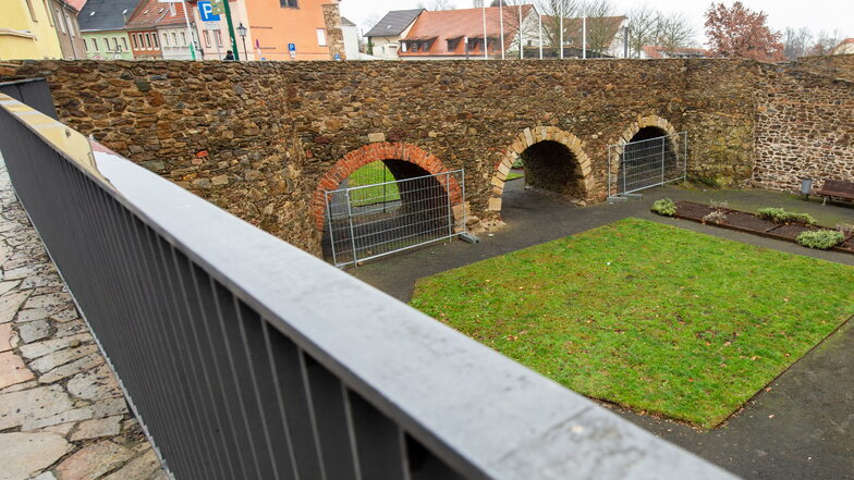 Die Schlossbrücke am Kulturschloss Großenhain ist abgesperrt. Im April schockierte die Nachricht, dass hier Sanierungsbedarf besteht.