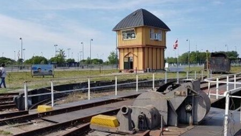 "Mächtig Gewaltig!" würde Benny zu dieser Olsenbande Rundreise durch Dänemark sagen. Viele Drehorte der Olsenbande werden genauso besucht, wie historische Eisenbahnen.