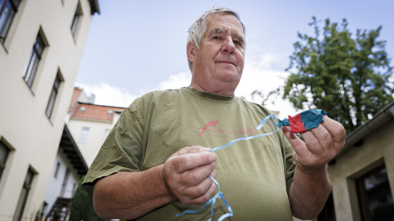 Kurt Bernert zeigt gefährlichen Luftballon-Müll vom Görlitzer Neiße-Ufer.