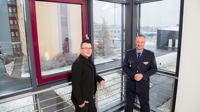 Sebastian Vich (links) und sein Chef Thomas Knaup, der Leiter der Stabsstelle Kommunikation an der Hochschule der Sächsischen Polizei in Rothenburg.