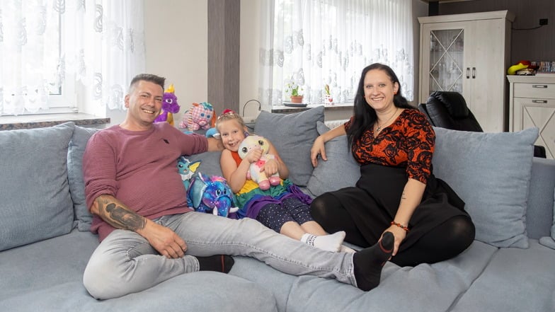 Familie Konrad mit Michael, Malu und Manuela im Haus in Großenhain. Vor Kurzem ist die Familie nach Sachsen zurückgezogen. Und fühlt sich hier sehr wohl.