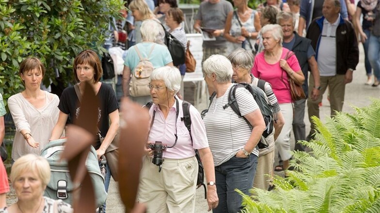 Besuchermagnet Lebensart: Schon am Eröffnungstag zog es mehrere Tausend Gäste in den Großharthauer Schlosspark. In der weiträumigen Anlage verläuft es sich dann allerdings relativ schnell.