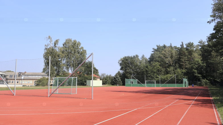 Auf dem Sportplatz hinter der Geschwister-Scholl-Oberschule Krauschwitz wollen die Schüler ab Montag bei einem Spendenlauf möglichst viele Runden drehen – für ihre Schule.