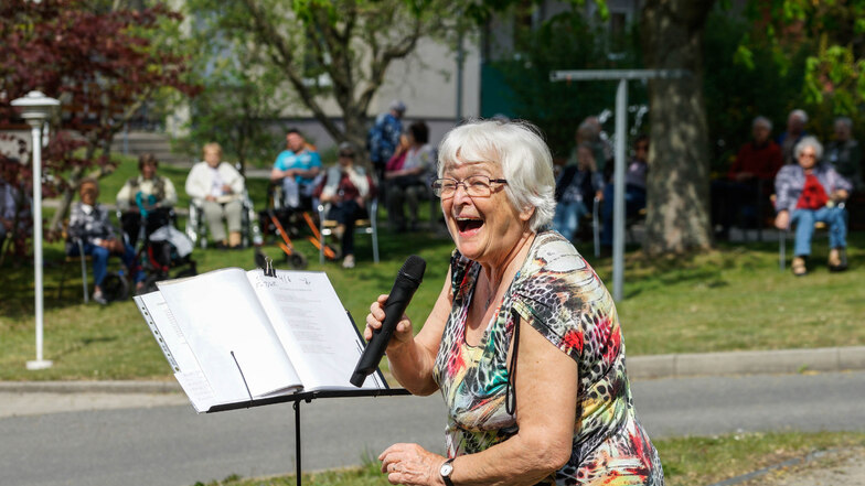 Im Park der Seniorenwohnanlage an der Stolpener-Straße in Bischofswerda sang Gabi Polensky am Dienstag für die Bewohner.